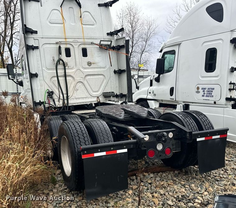 image for item YA0105 2014 Freightliner Cascadia 125 semi truck