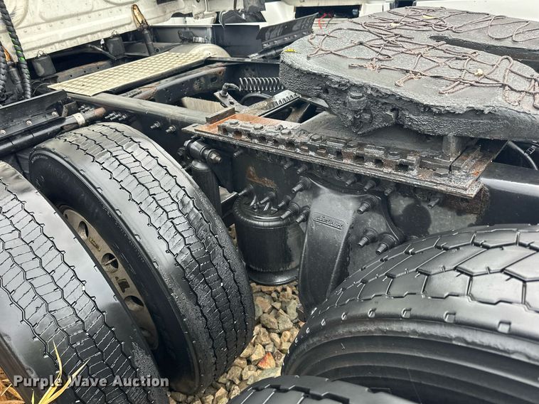 image for item YA0105 2014 Freightliner Cascadia 125 semi truck