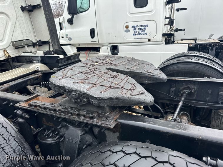 image for item YA0105 2014 Freightliner Cascadia 125 semi truck