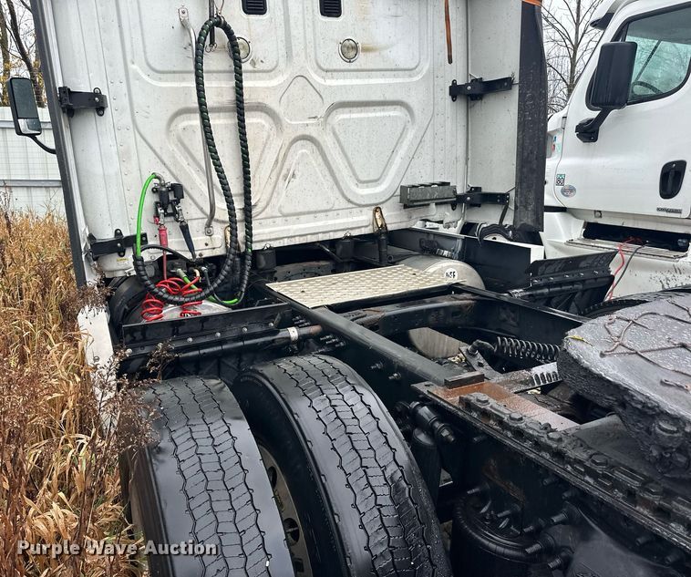 image for item YA0105 2014 Freightliner Cascadia 125 semi truck