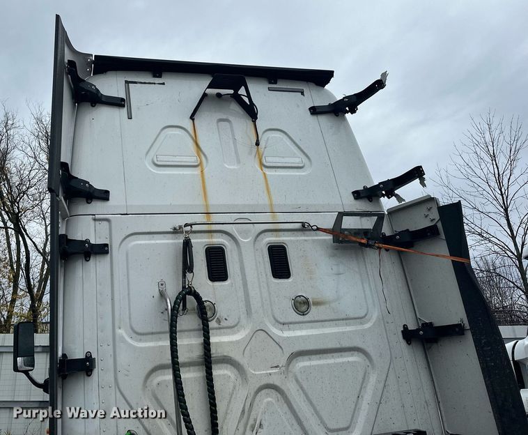 image for item YA0105 2014 Freightliner Cascadia 125 semi truck