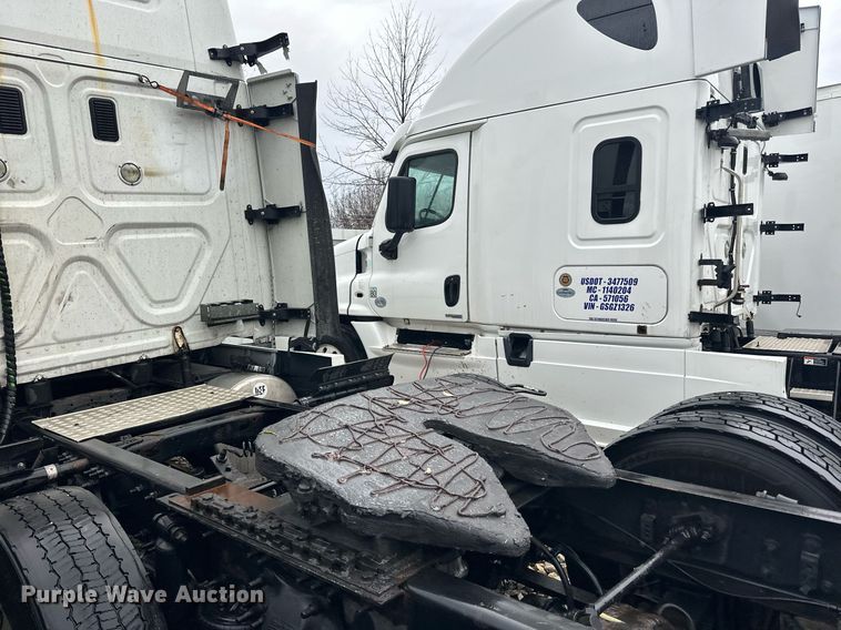 image for item YA0105 2014 Freightliner Cascadia 125 semi truck