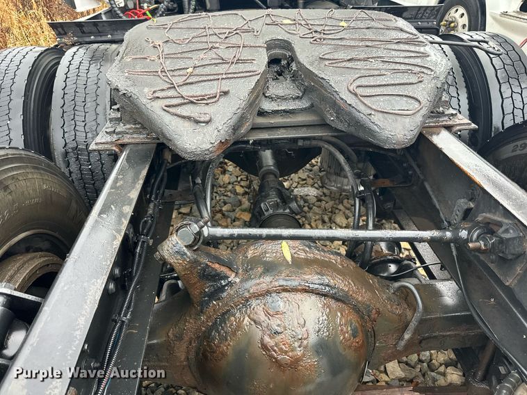 image for item YA0105 2014 Freightliner Cascadia 125 semi truck