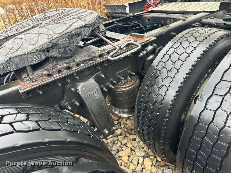 image for item YA0105 2014 Freightliner Cascadia 125 semi truck