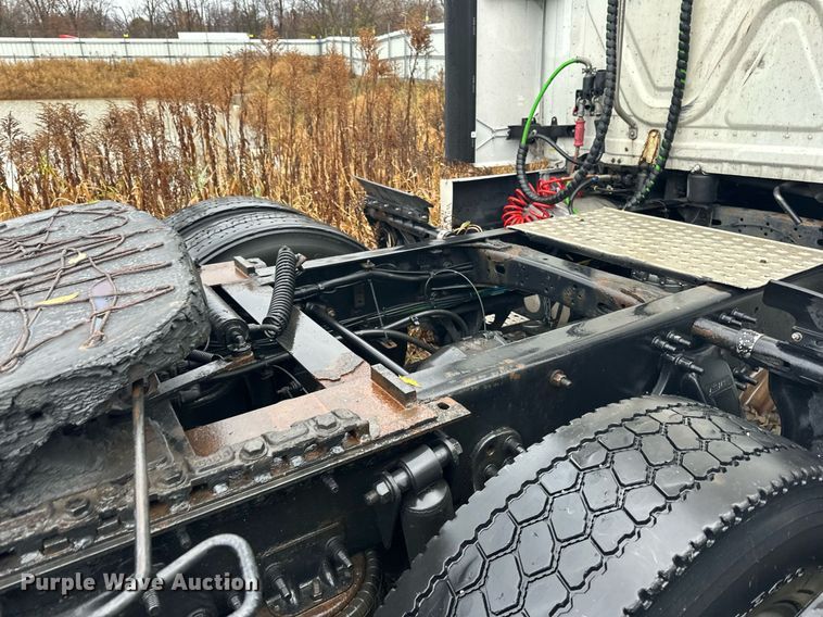 image for item YA0105 2014 Freightliner Cascadia 125 semi truck