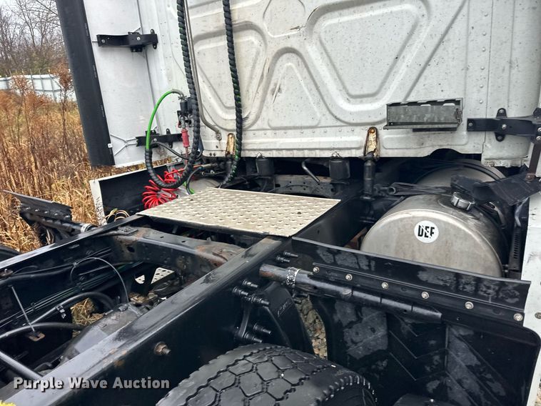 image for item YA0105 2014 Freightliner Cascadia 125 semi truck