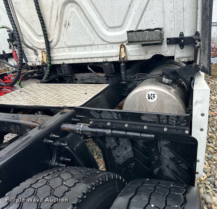 image for item YA0105 2014 Freightliner Cascadia 125 semi truck