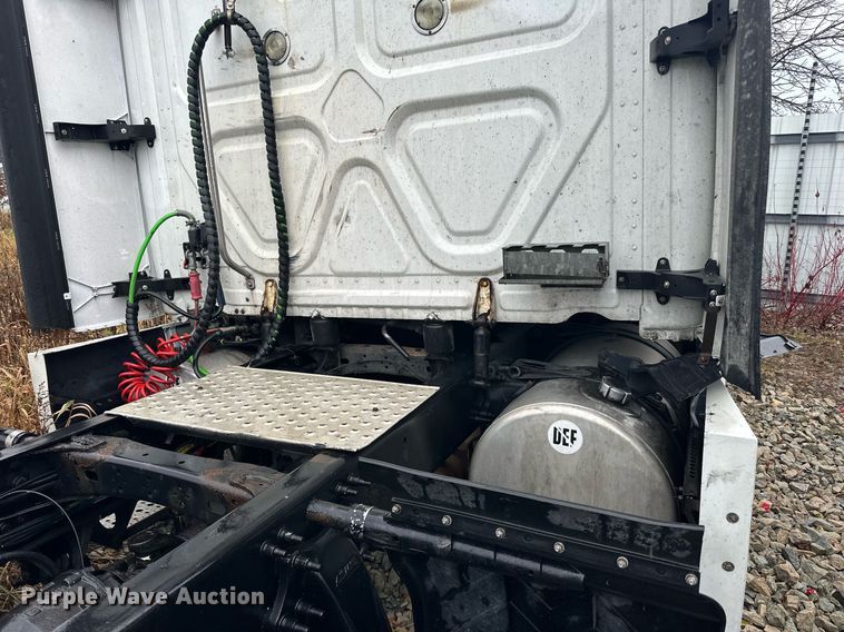 image for item YA0105 2014 Freightliner Cascadia 125 semi truck