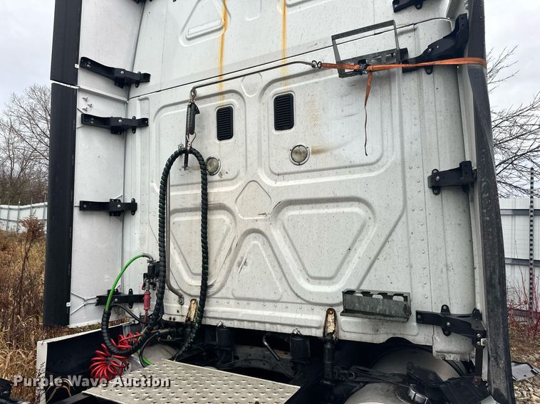 image for item YA0105 2014 Freightliner Cascadia 125 semi truck