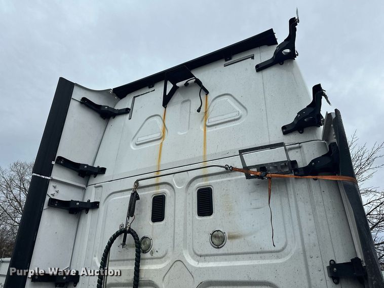 image for item YA0105 2014 Freightliner Cascadia 125 semi truck