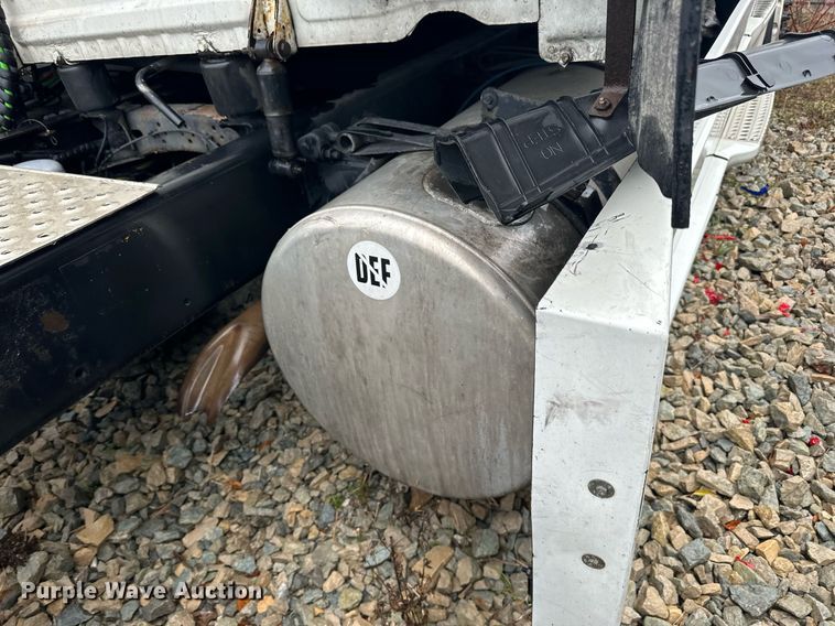 image for item YA0105 2014 Freightliner Cascadia 125 semi truck