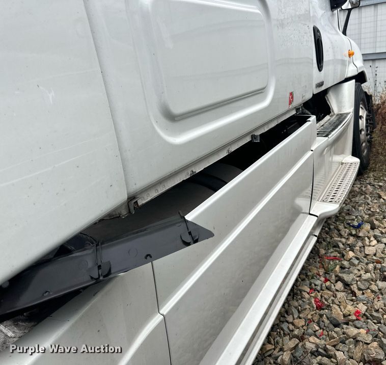 image for item YA0105 2014 Freightliner Cascadia 125 semi truck