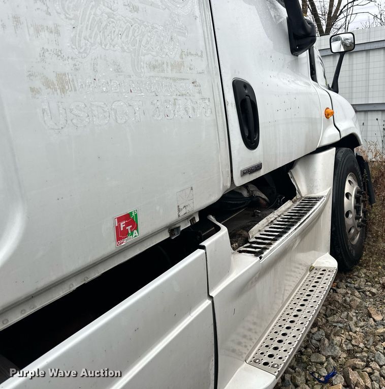 image for item YA0105 2014 Freightliner Cascadia 125 semi truck