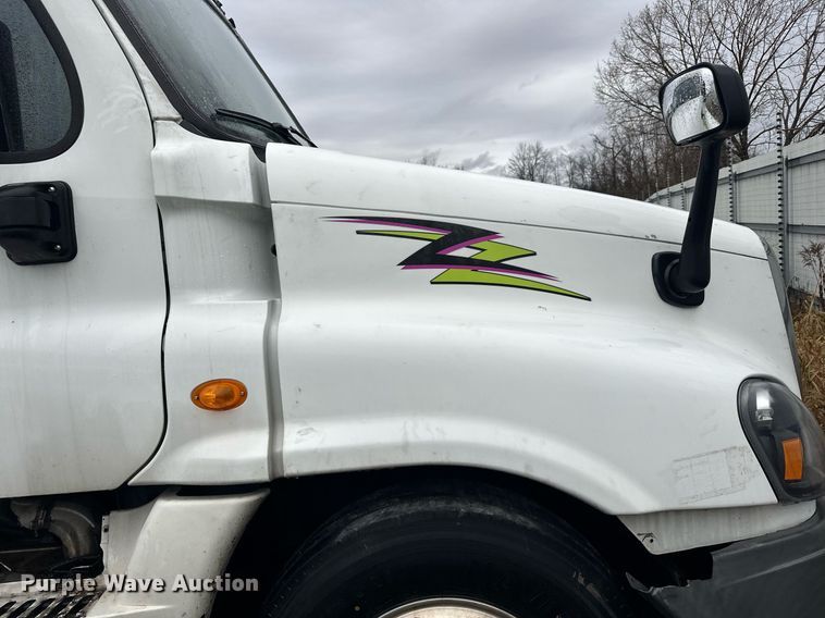 image for item YA0105 2014 Freightliner Cascadia 125 semi truck