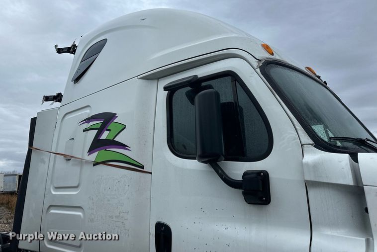 image for item YA0105 2014 Freightliner Cascadia 125 semi truck