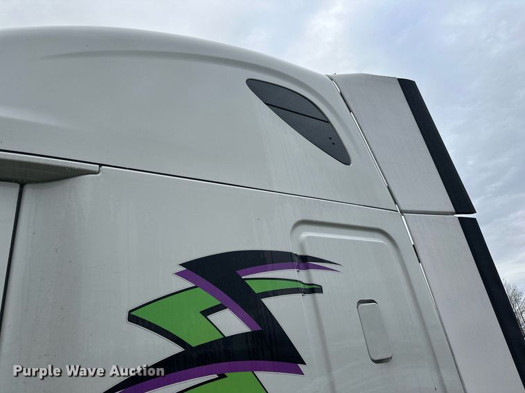 image for item YA0105 2014 Freightliner Cascadia 125 semi truck