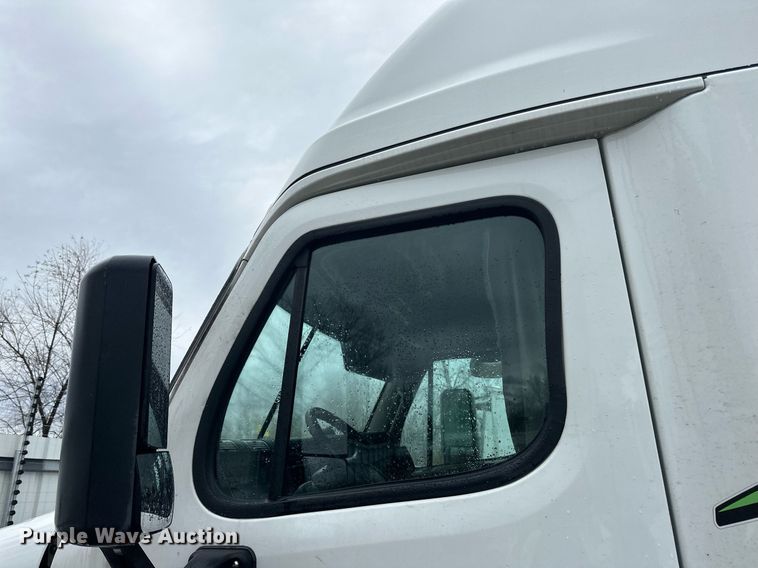 image for item YA0105 2014 Freightliner Cascadia 125 semi truck