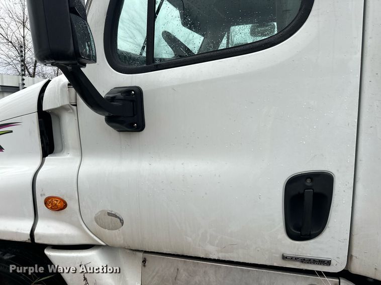 image for item YA0105 2014 Freightliner Cascadia 125 semi truck
