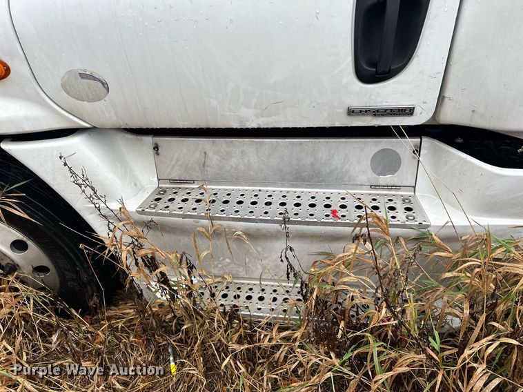 image for item YA0105 2014 Freightliner Cascadia 125 semi truck