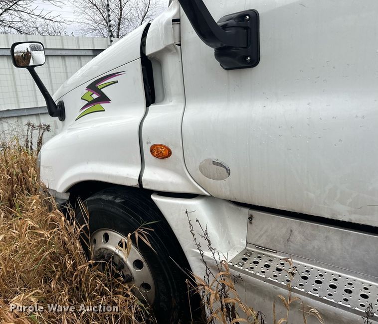 image for item YA0105 2014 Freightliner Cascadia 125 semi truck