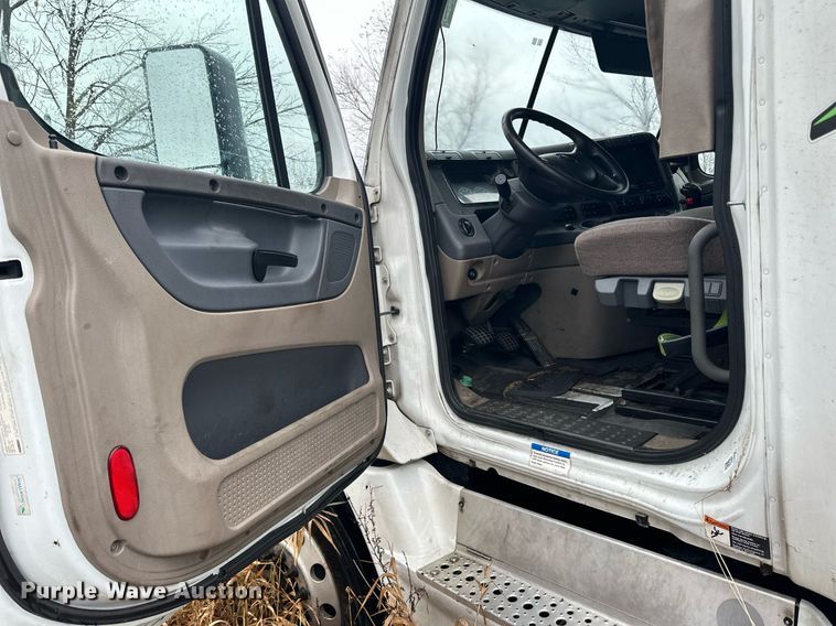 image for item YA0105 2014 Freightliner Cascadia 125 semi truck