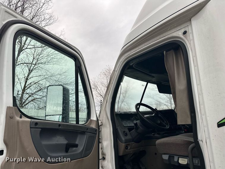 image for item YA0105 2014 Freightliner Cascadia 125 semi truck