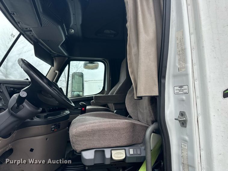 image for item YA0105 2014 Freightliner Cascadia 125 semi truck