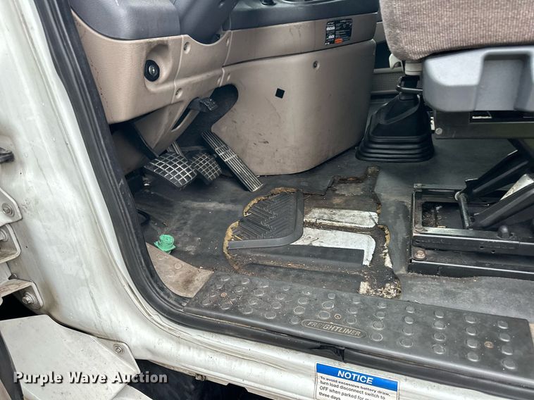 image for item YA0105 2014 Freightliner Cascadia 125 semi truck