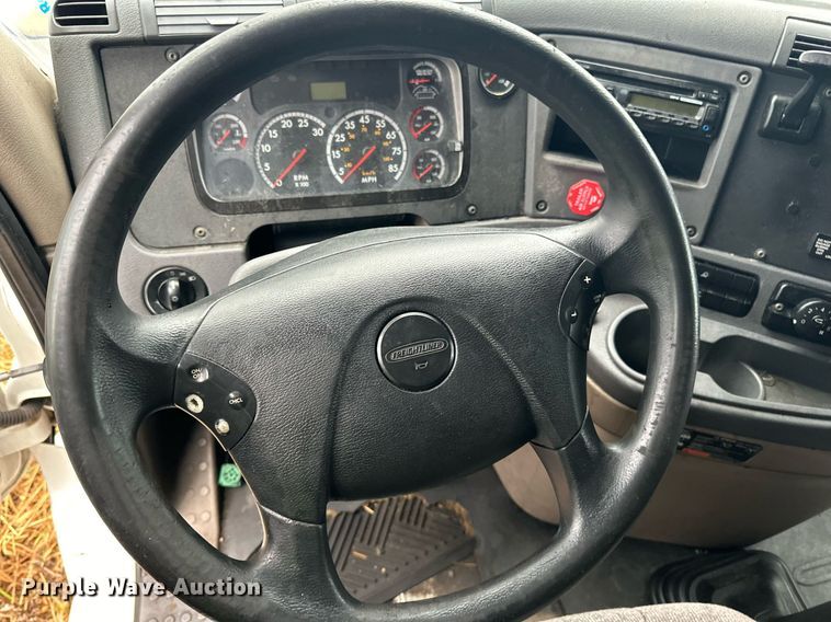 image for item YA0105 2014 Freightliner Cascadia 125 semi truck