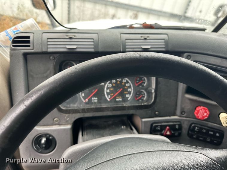 image for item YA0105 2014 Freightliner Cascadia 125 semi truck