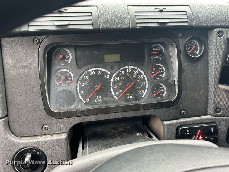 image for item YA0105 2014 Freightliner Cascadia 125 semi truck