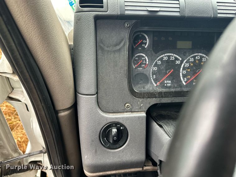 image for item YA0105 2014 Freightliner Cascadia 125 semi truck