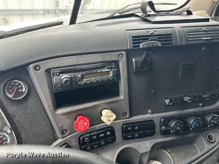 image for item YA0105 2014 Freightliner Cascadia 125 semi truck