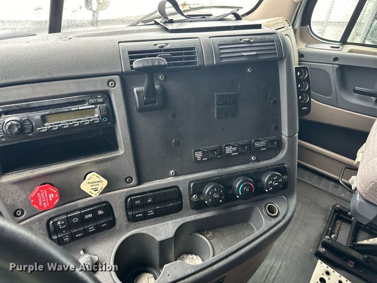 image for item YA0105 2014 Freightliner Cascadia 125 semi truck