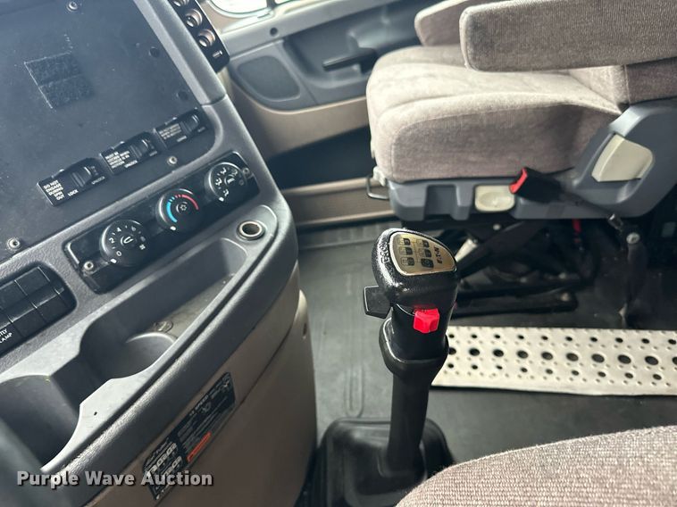 image for item YA0105 2014 Freightliner Cascadia 125 semi truck