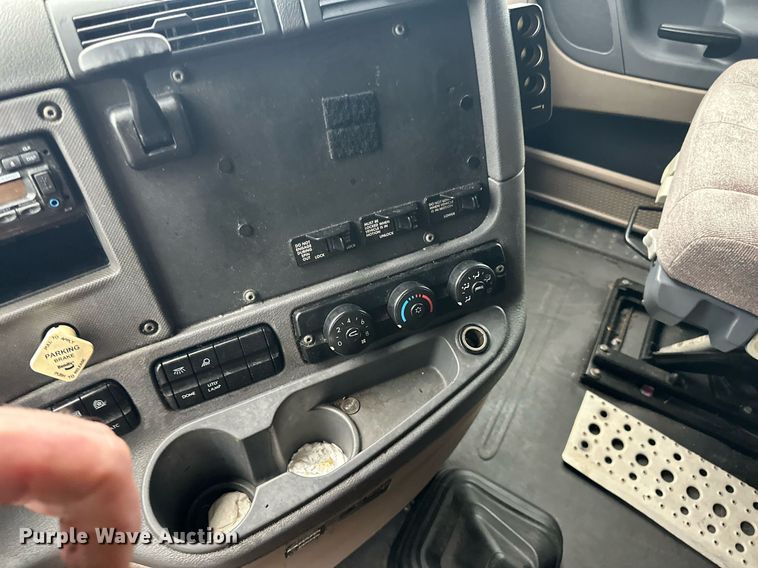 image for item YA0105 2014 Freightliner Cascadia 125 semi truck