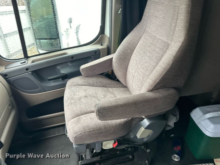 image for item YA0105 2014 Freightliner Cascadia 125 semi truck