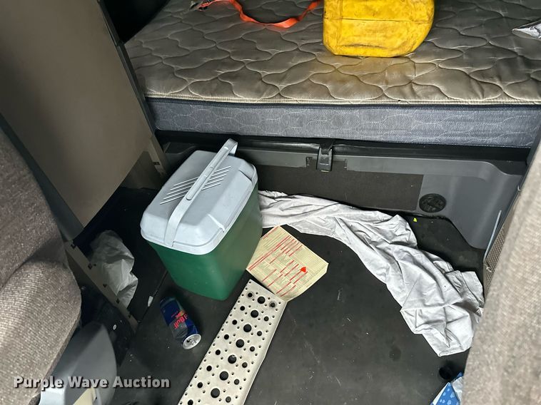 image for item YA0105 2014 Freightliner Cascadia 125 semi truck