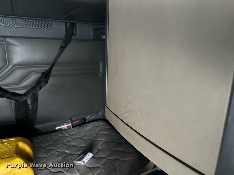 image for item YA0105 2014 Freightliner Cascadia 125 semi truck