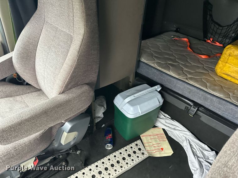 image for item YA0105 2014 Freightliner Cascadia 125 semi truck