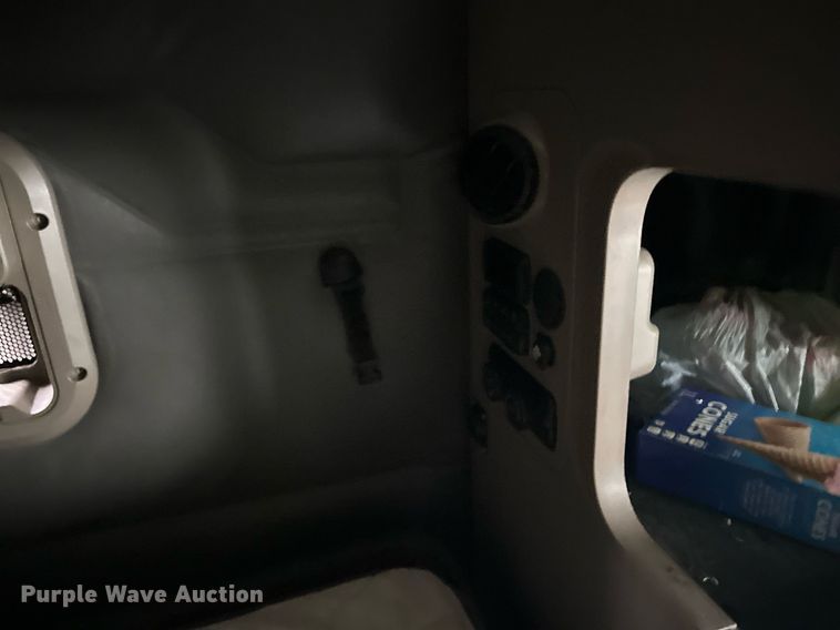 image for item YA0105 2014 Freightliner Cascadia 125 semi truck