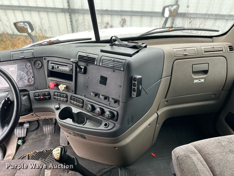 image for item YA0105 2014 Freightliner Cascadia 125 semi truck