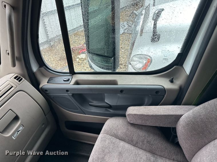 image for item YA0105 2014 Freightliner Cascadia 125 semi truck