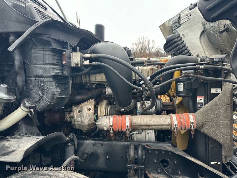 image for item YA0105 2014 Freightliner Cascadia 125 semi truck