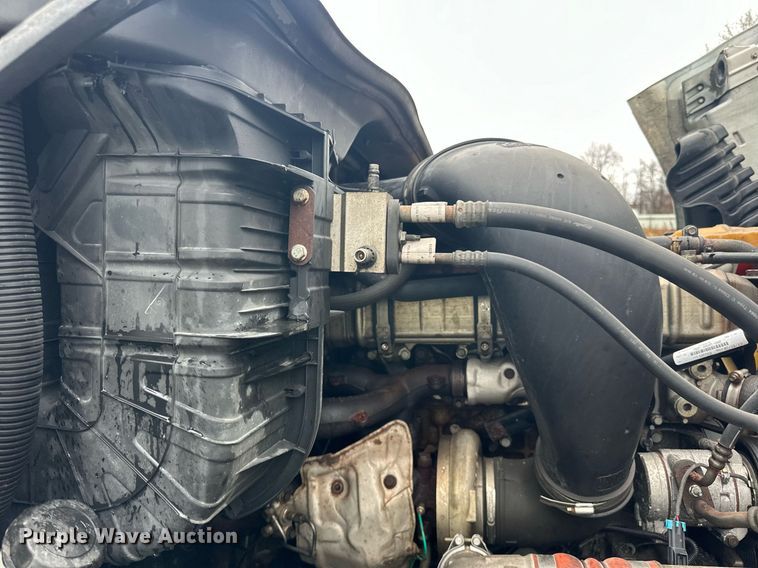 image for item YA0105 2014 Freightliner Cascadia 125 semi truck