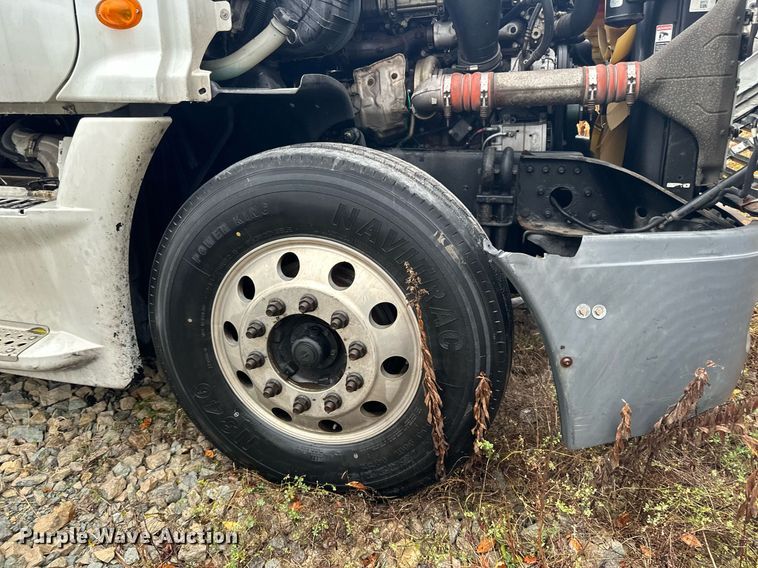 image for item YA0105 2014 Freightliner Cascadia 125 semi truck