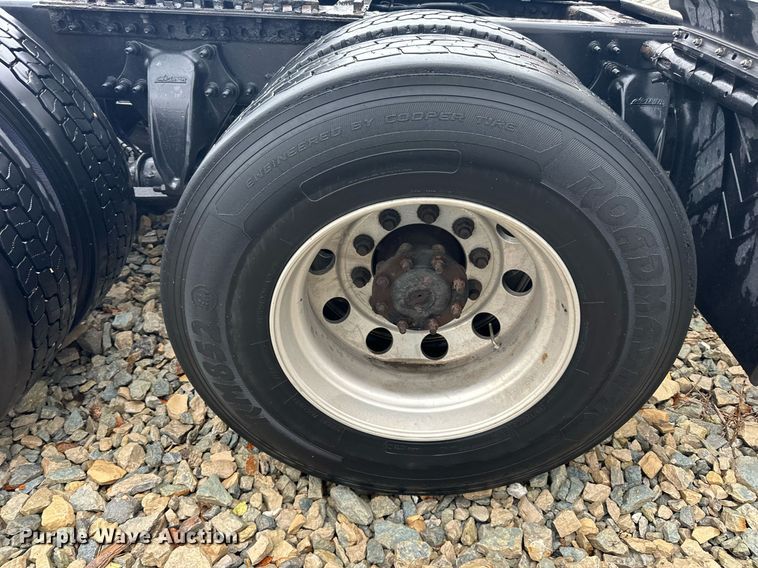 image for item YA0105 2014 Freightliner Cascadia 125 semi truck