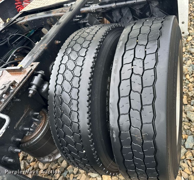 image for item YA0105 2014 Freightliner Cascadia 125 semi truck