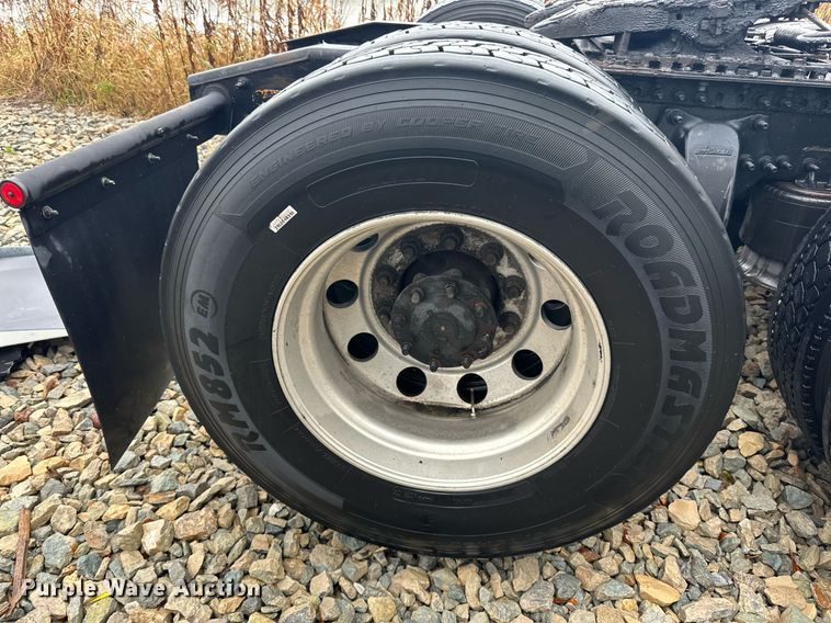 image for item YA0105 2014 Freightliner Cascadia 125 semi truck