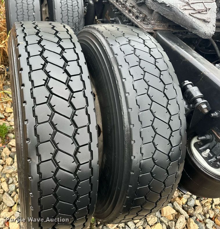 image for item YA0105 2014 Freightliner Cascadia 125 semi truck